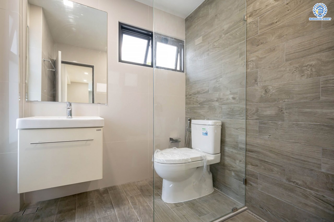 บ้านมือสองตกแต่งใหม่ ดีไซน์สวย โครงการ ลาดพร้าว130 ลาดพร้าว หลังใหญ่ถึง 154 ตร.ว. ฟังก์ชัน 4 ห้องนอน 5 ห้องน้ำ 1 ห้องแม่บ้าน จอดรถได้ 2 คัน พื้นที่ใช้สอยกว่า 589 ตร.ม. รองรับทุกกิจกรรม บนทำเลเชื่อมต่อหลายเส้นทาง อาทิ ถนนรัชดาภิเษก, ถนนเสรีไทย, ถนนรามคำแหง ใกล้จุดขึ้นทางด่วน "ฉลองรัช" ใกล้รถไฟฟ้าสายสีเหลือง "สถานีลาดพร้าว101" และรถไฟฟ้าสายสีส้ม "หัวหมาก"